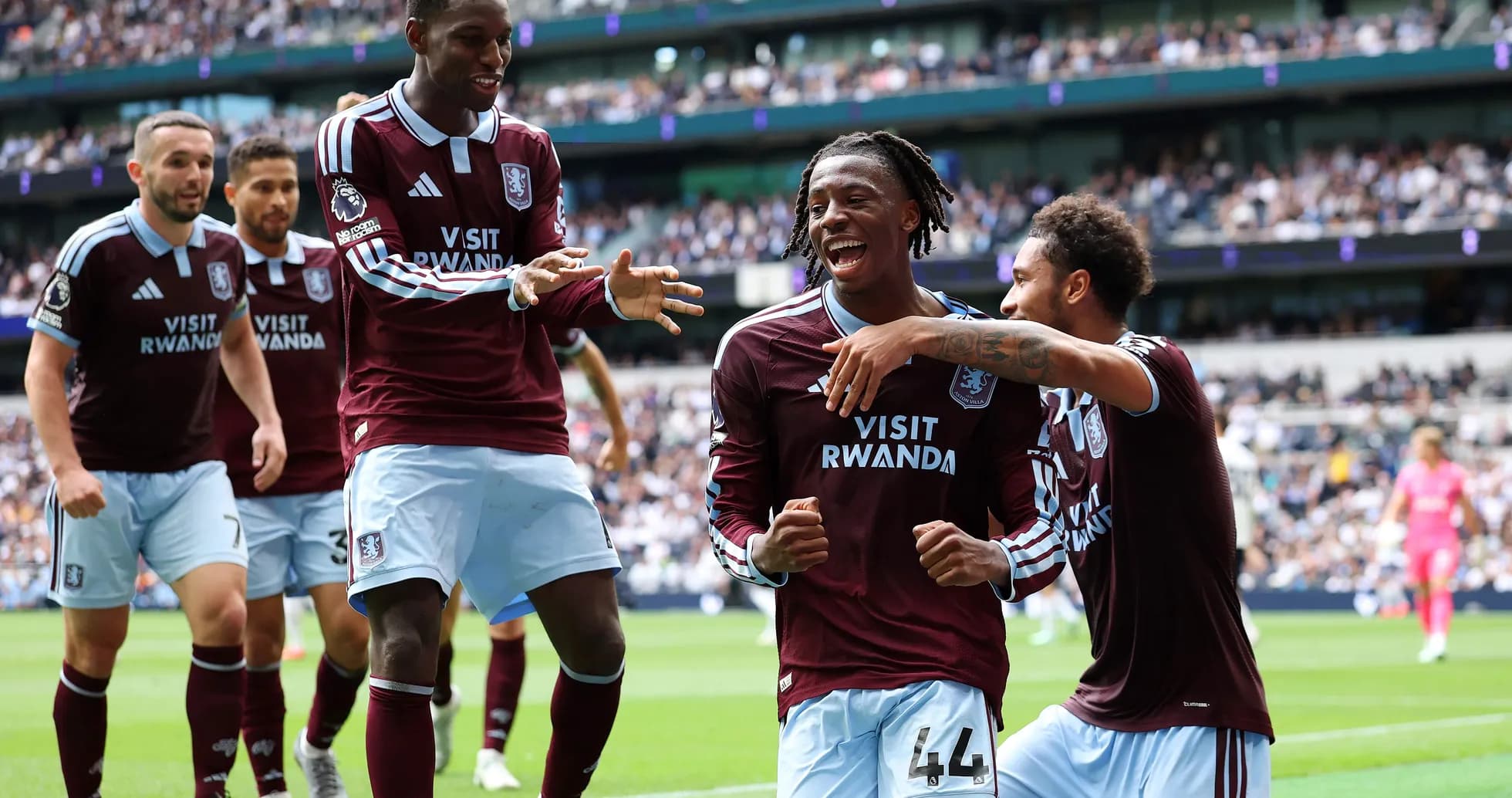 Jugadores de Aston Villa celebrando un gol