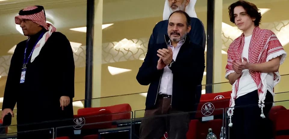 Cuatro personas en un palco aplaudiendo