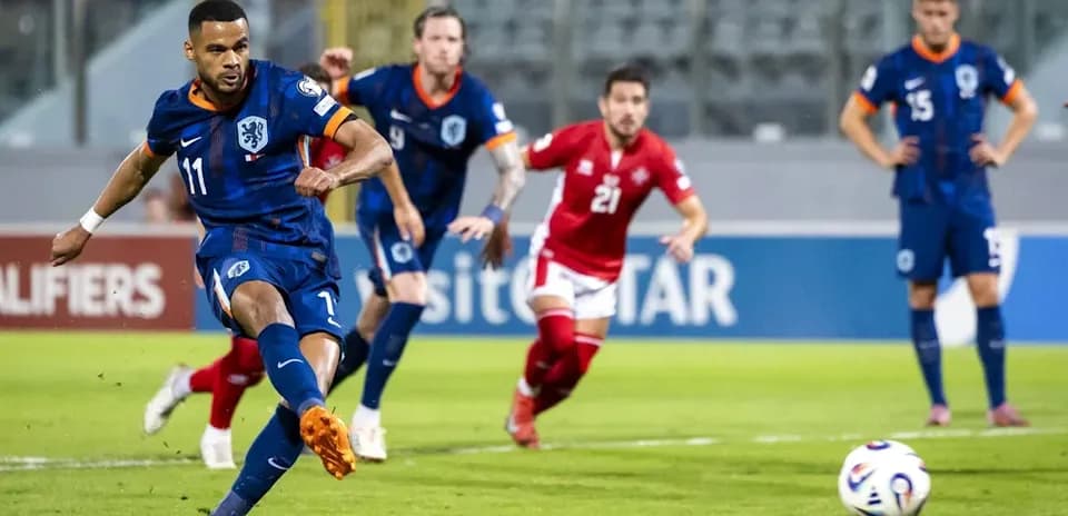 Jugador de Países Bajos ejecutando un penalti en partido