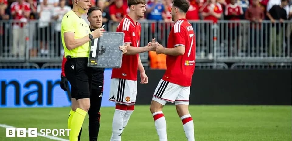 Jugadores de Manchester United en sustitución durante partido