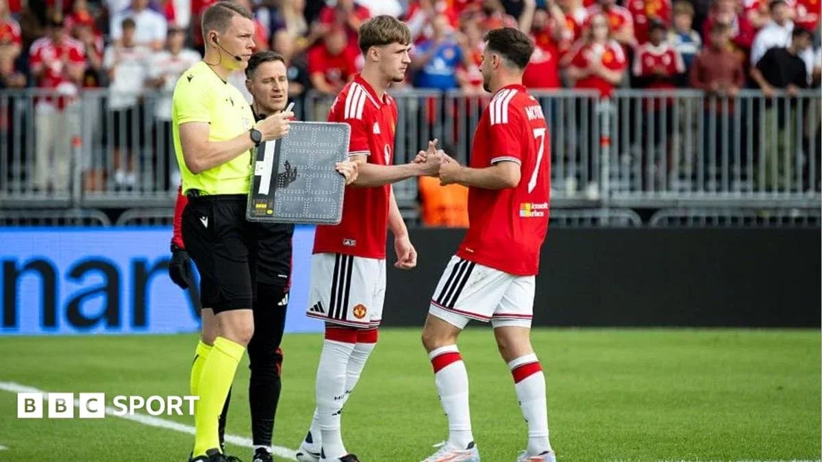Jugadores de Manchester United en sustitución durante partido