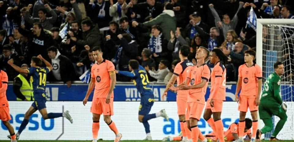 Jugadores de fútbol en acción y aficionados celebrando
