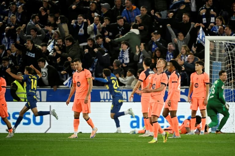 Jugadores de fútbol en acción y aficionados celebrando