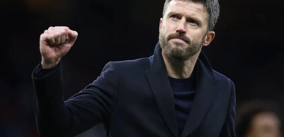 Entrenador levantando el puño en señal de celebración
