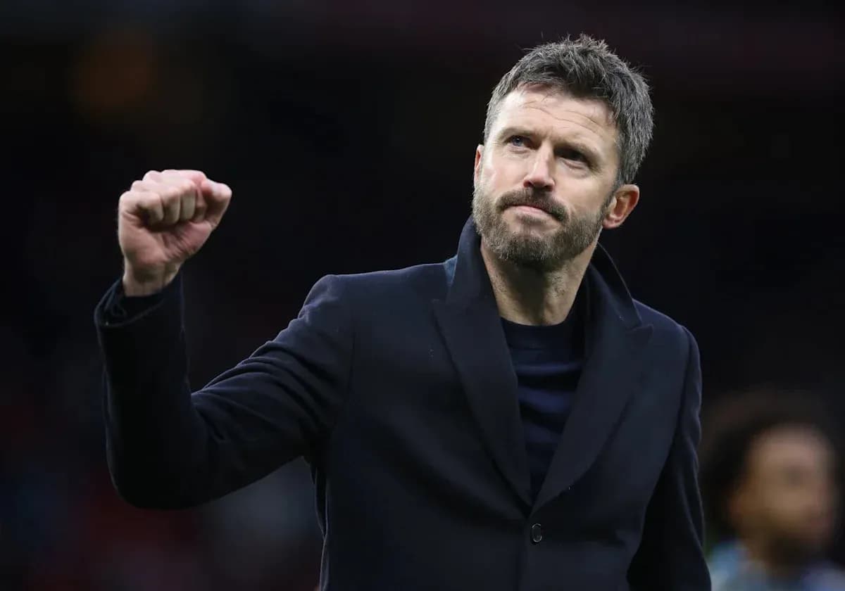 Entrenador levantando el puño en señal de celebración