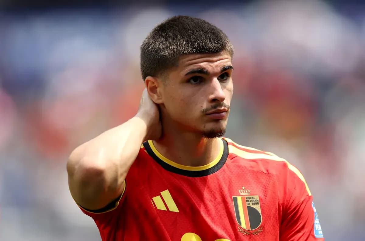 Jugador belga en uniforme rojo durante el partido