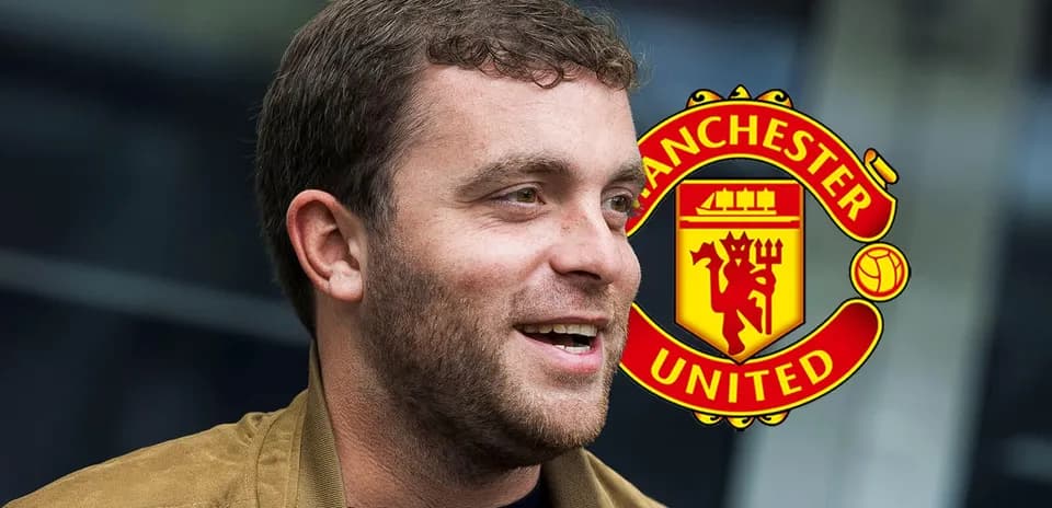 Persona sonriendo con escudo de Manchester United detrás