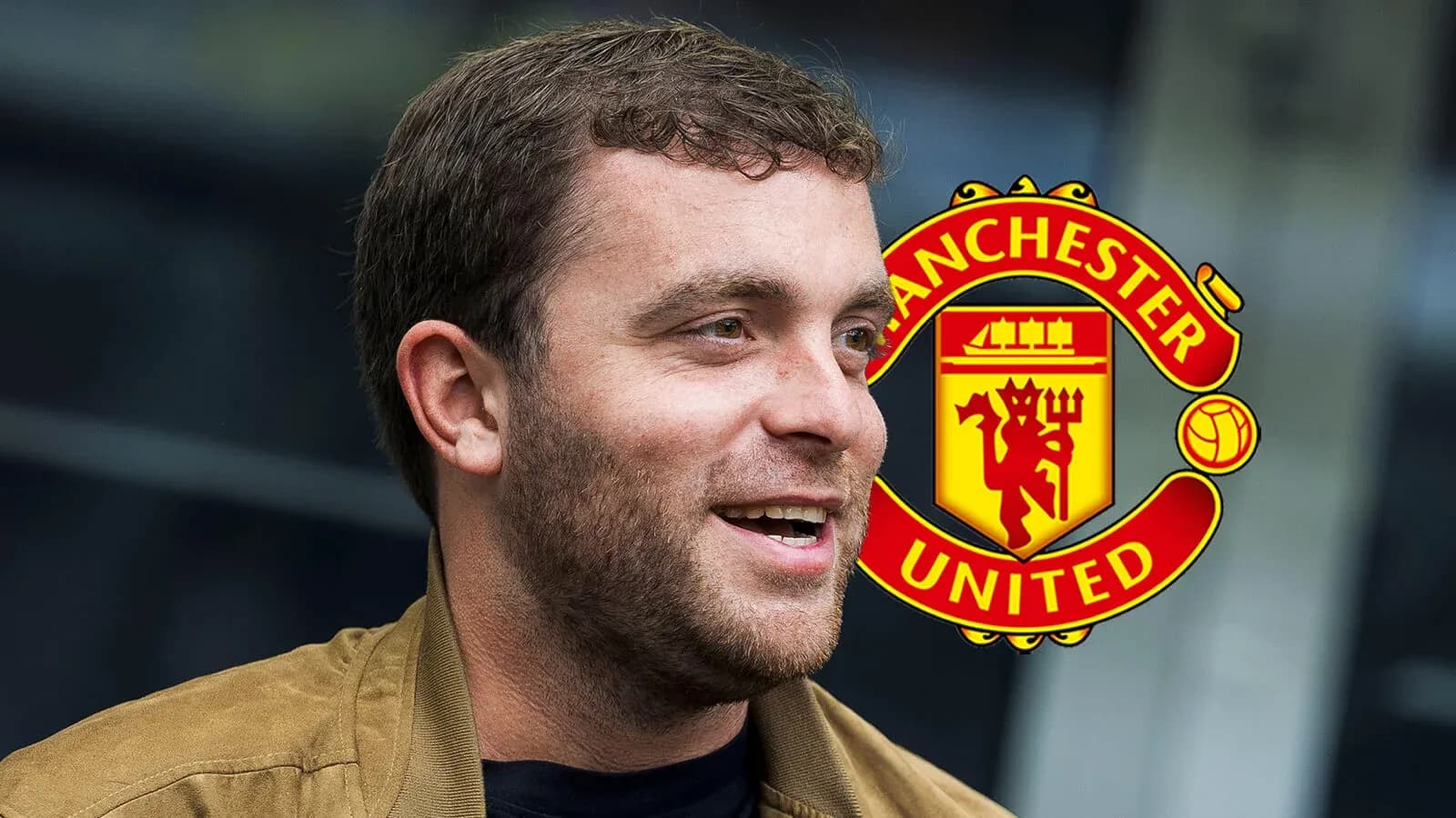 Persona sonriendo con escudo de Manchester United detrás