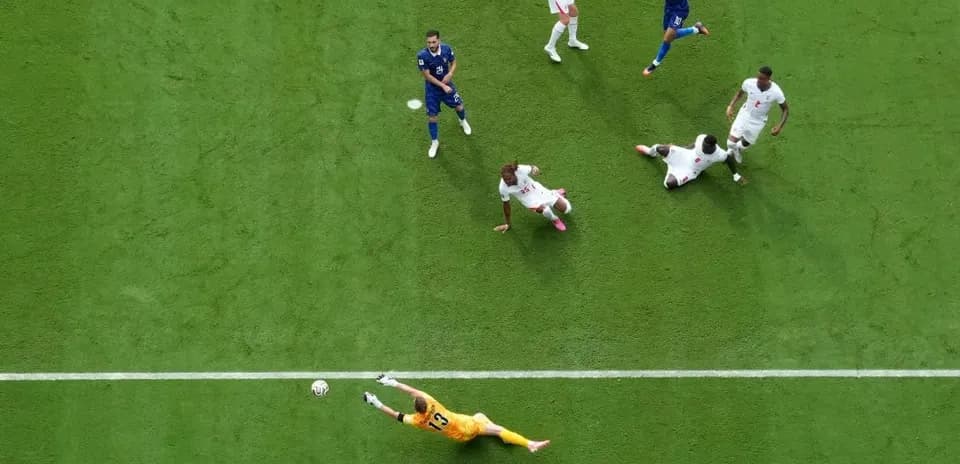 Portero deteniendo un tiro en partido Francia-Inglaterra