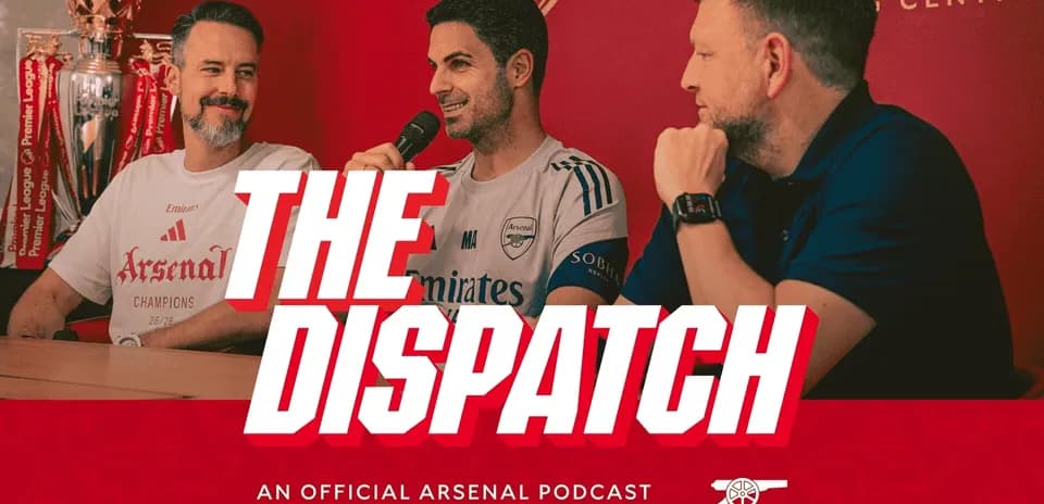 Tres personas en un podcast oficial de Arsenal