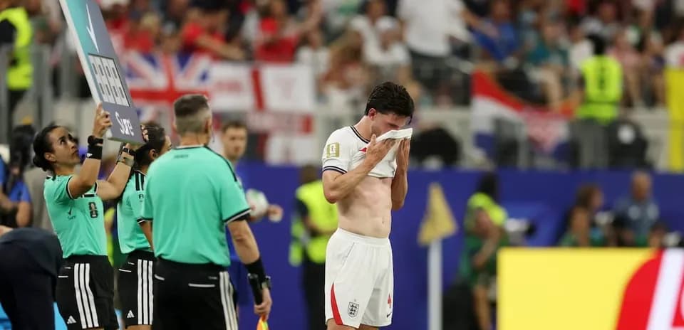 Jugador inglés saliendo del campo tras sustitución