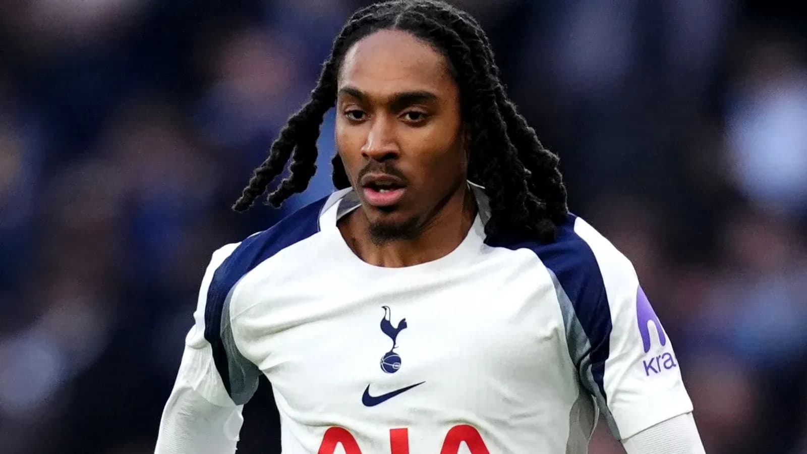 Jugador de Tottenham corriendo en el campo