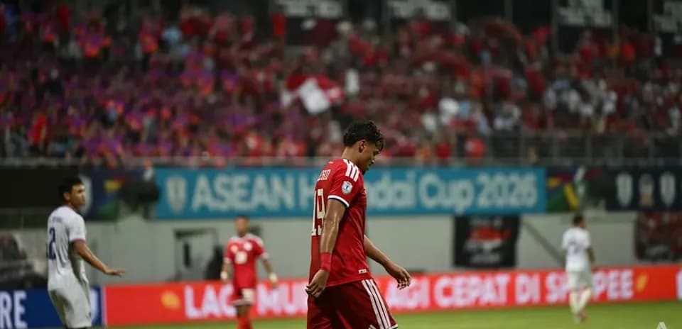 Jugador caminando con la cabeza baja en partido