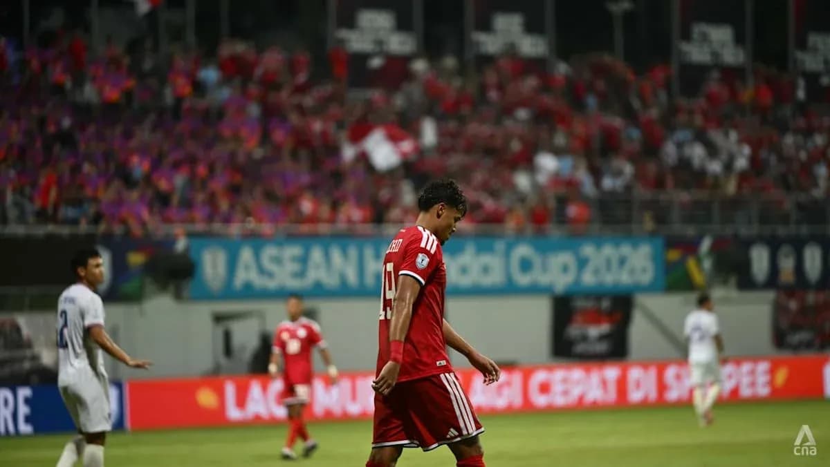 Jugador caminando con la cabeza baja en partido