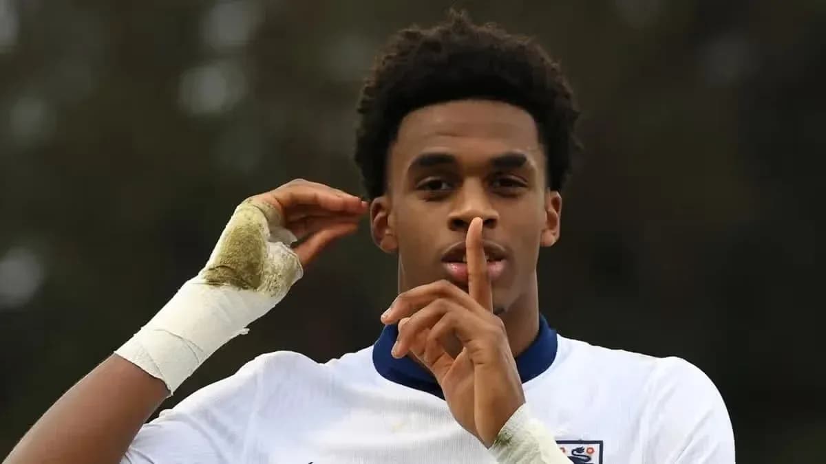 Jugador haciendo gesto de silencio en el campo
