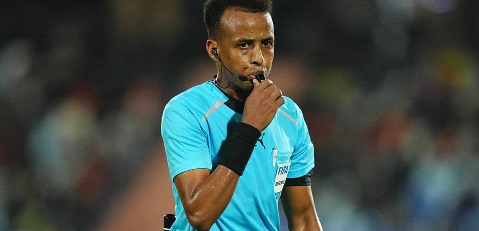 Árbitro sosteniendo un silbato en el partido