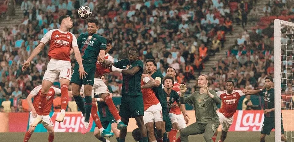 Jugadores en disputa aérea durante un partido de fútbol