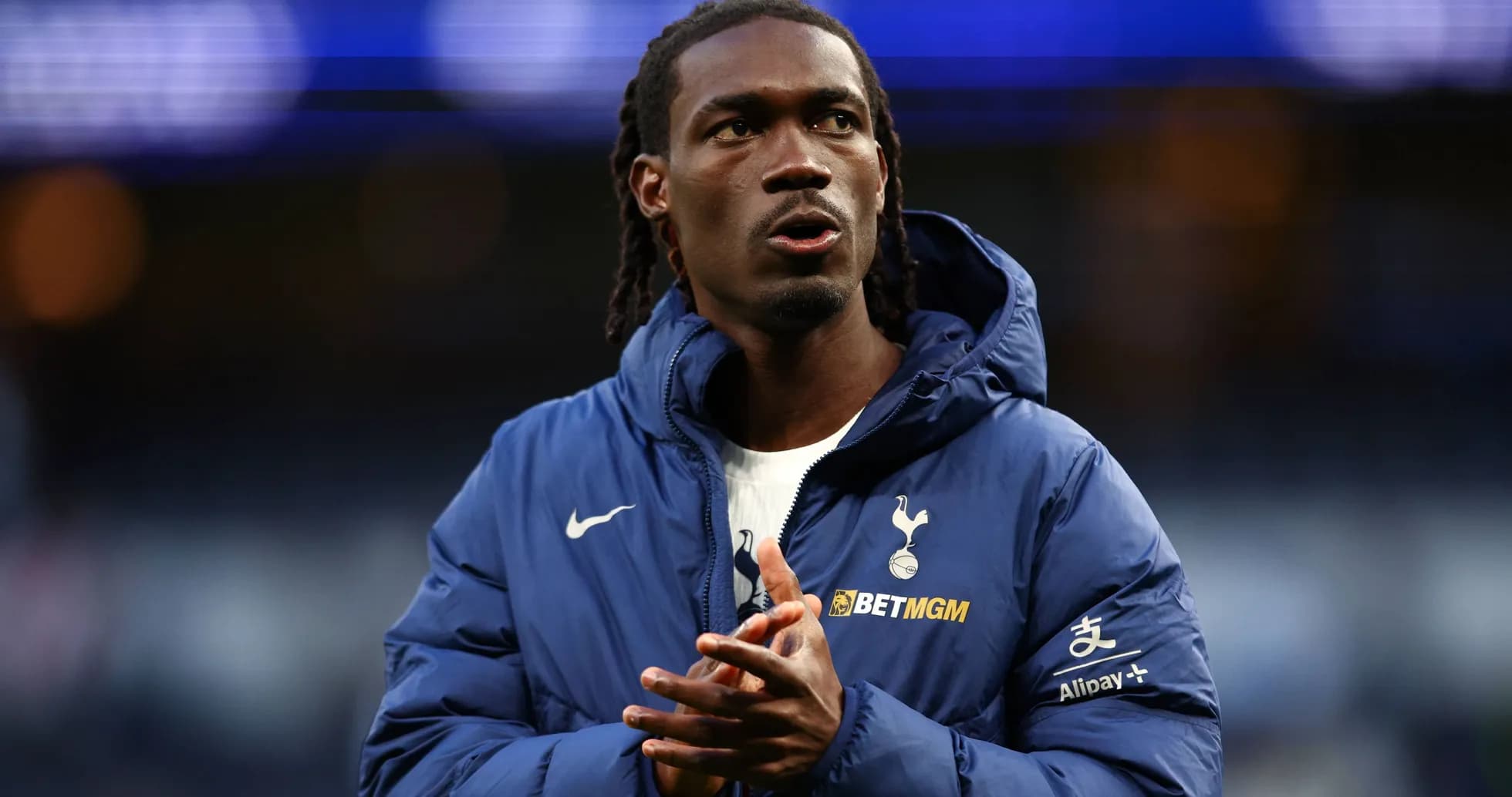 Jugador de Tottenham con chaqueta en el campo