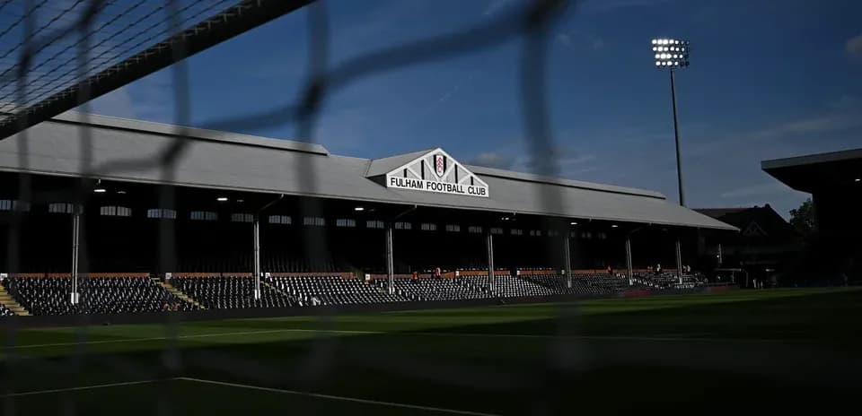 Estadio de Fulham con asientos vacíos y luz natural