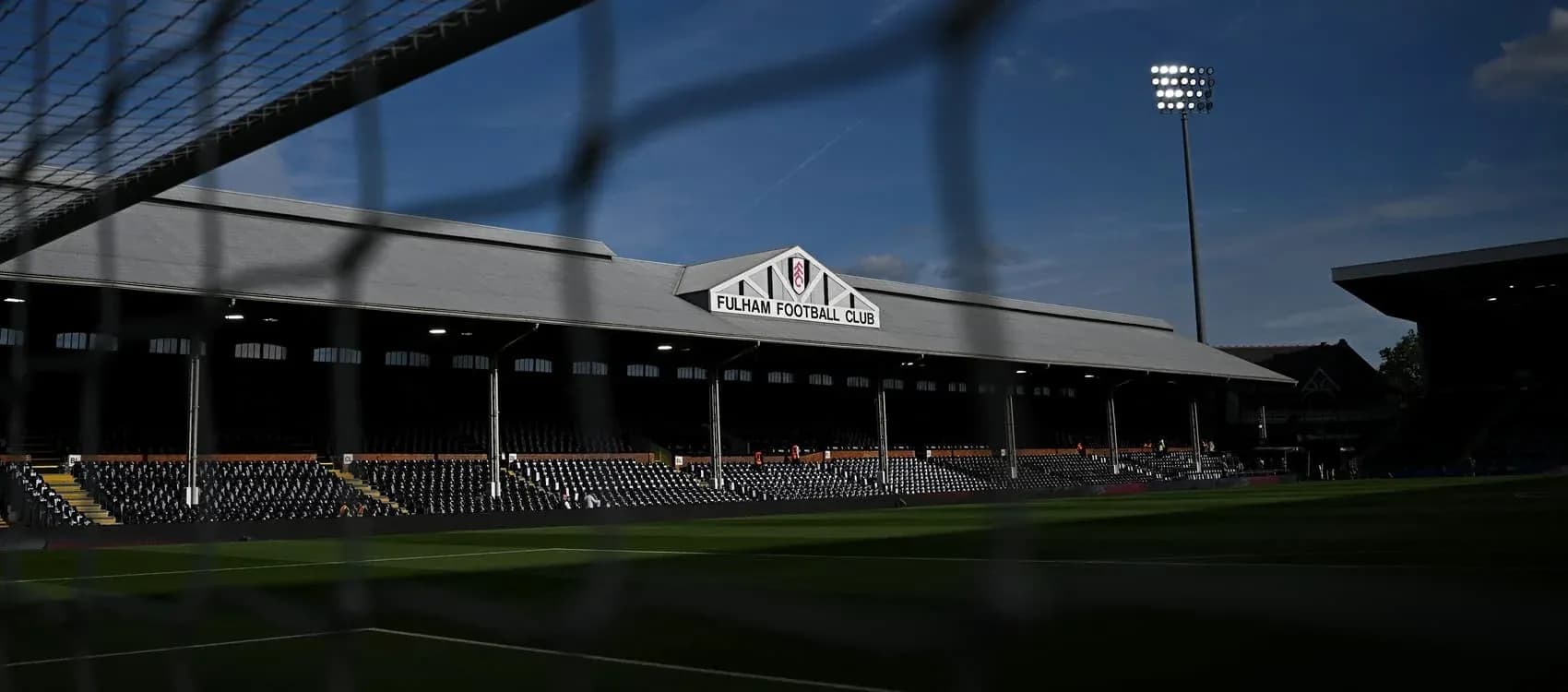 Estadio de Fulham con asientos vacíos y luz natural
