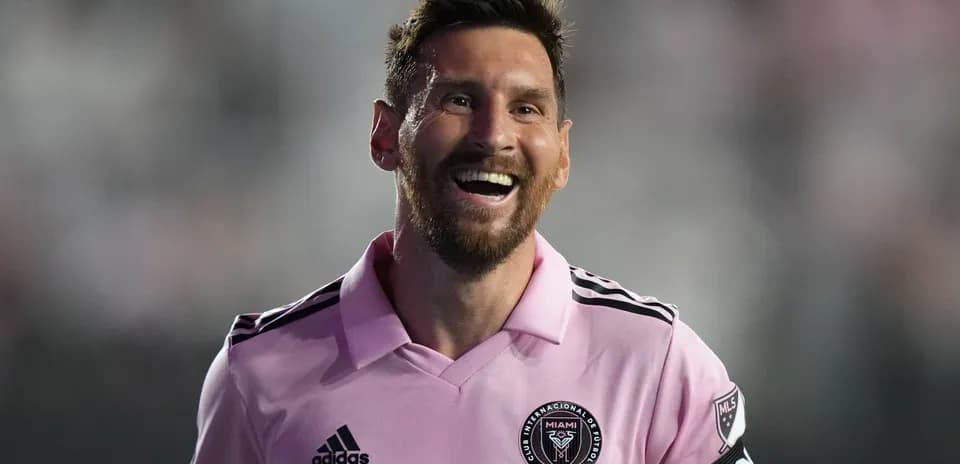 Lionel Messi sonriendo con camiseta del Inter Miami