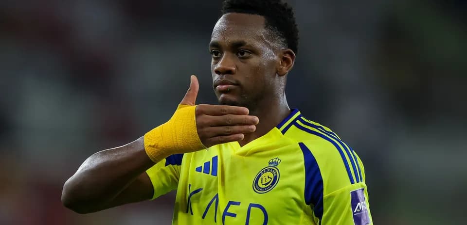 Jugador de Al Nassr señalando con la mano