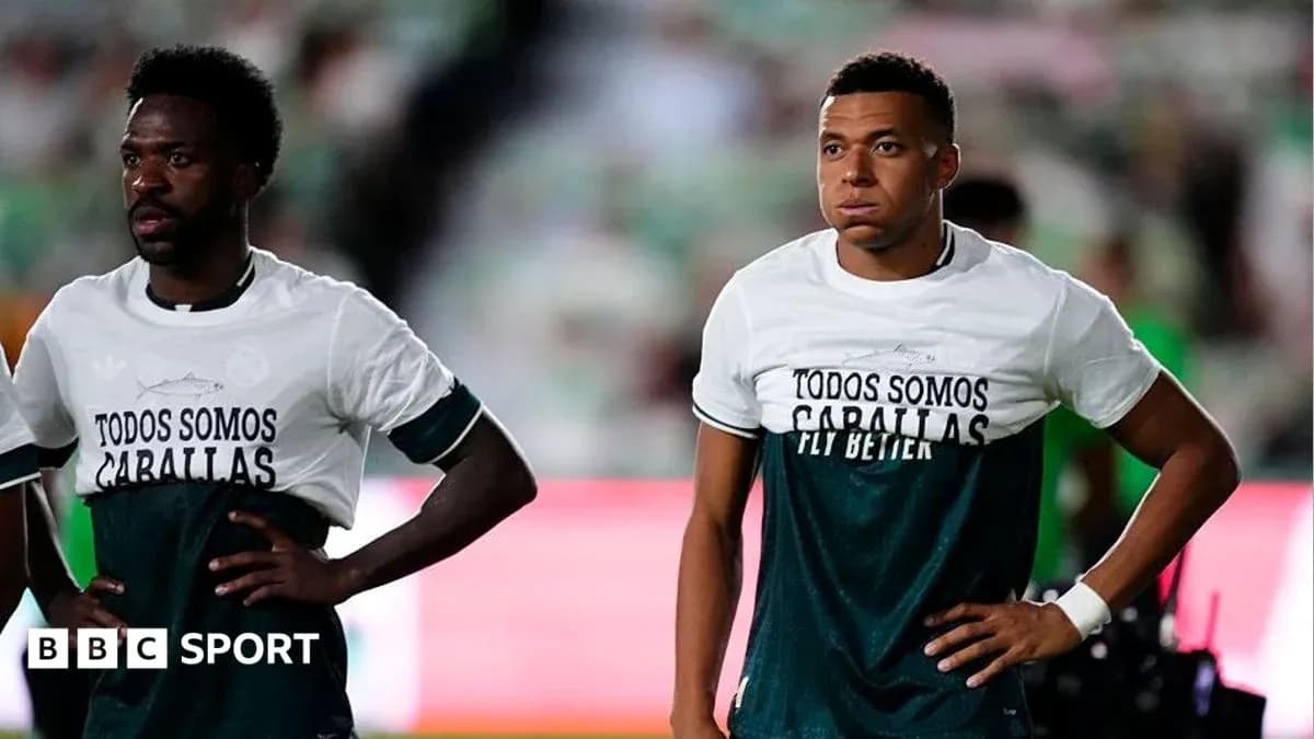Jugadores en el campo con camisetas de calentamiento