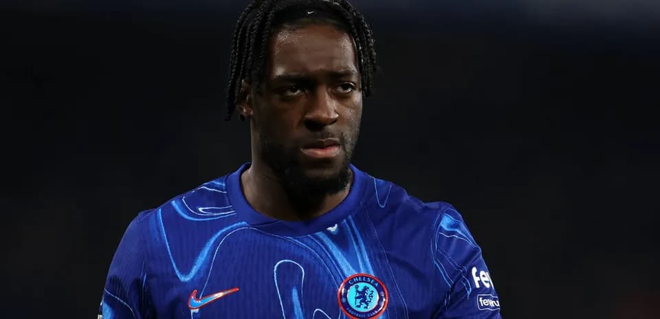Jugador de Chelsea con camiseta azul durante partido