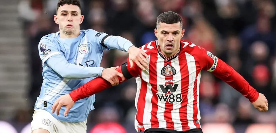 Jugador de Manchester City persiguiendo a jugador de Sunderland