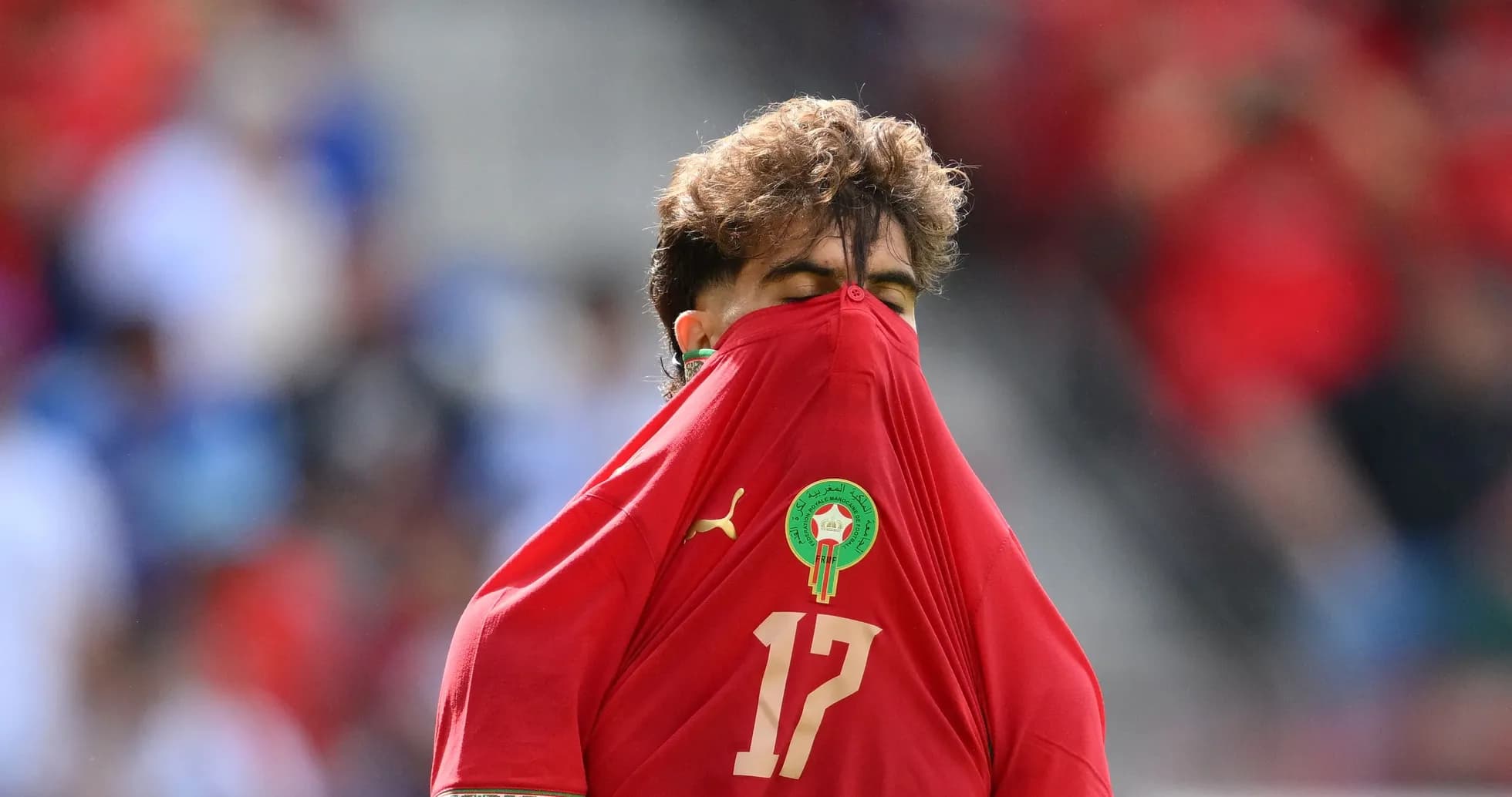 Jugador de Marruecos cubriendo su rostro con la camiseta