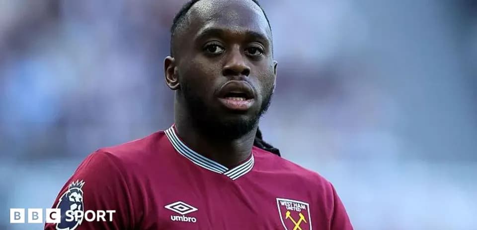 Jugador de West Ham en uniforme observando el juego