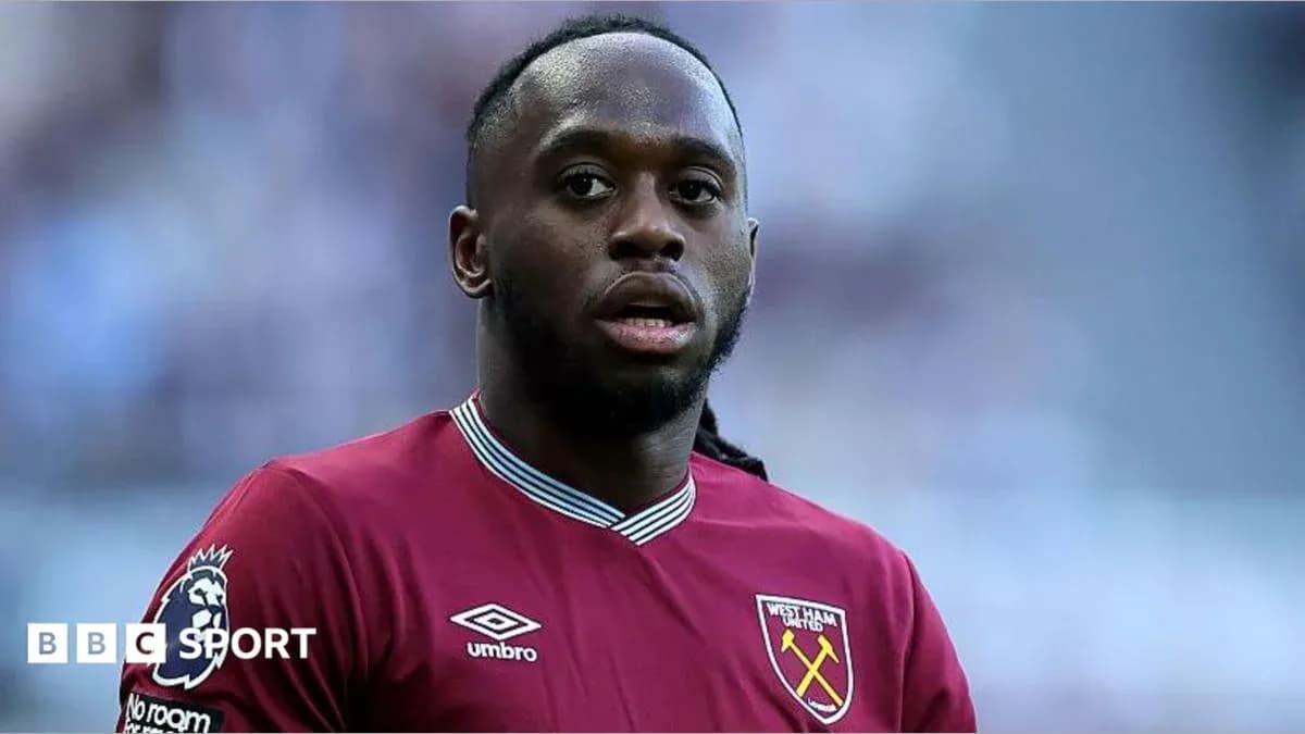 Jugador de West Ham en uniforme observando el juego