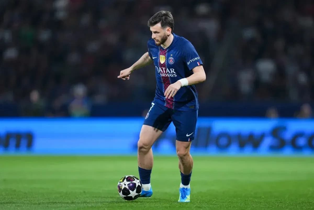 Jugador de PSG controlando el balón en el campo