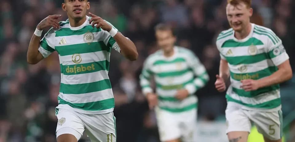 Jugador de Celtic celebrando un gol con compañeros