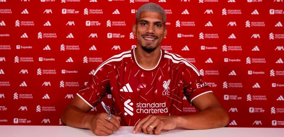 Jugador firmando contrato con Liverpool en rueda de prensa