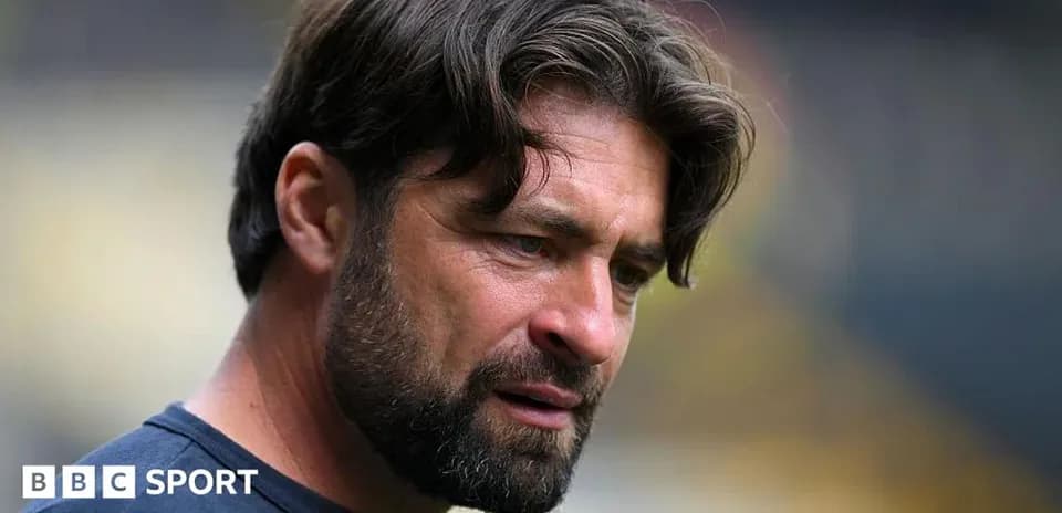 Entrenador analizando el partido en el estadio