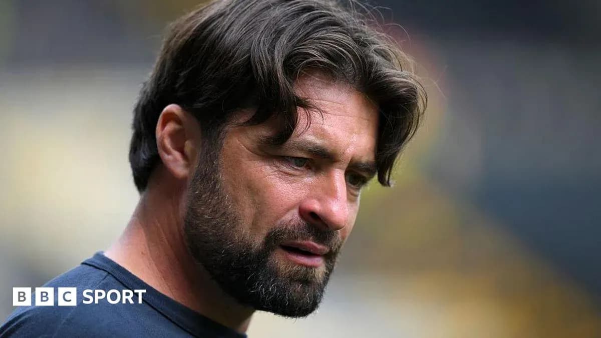 Entrenador analizando el partido en el estadio
