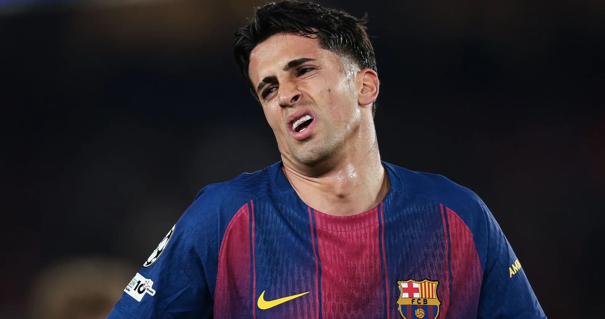 Jugador del FC Barcelona mostrando frustración en el campo