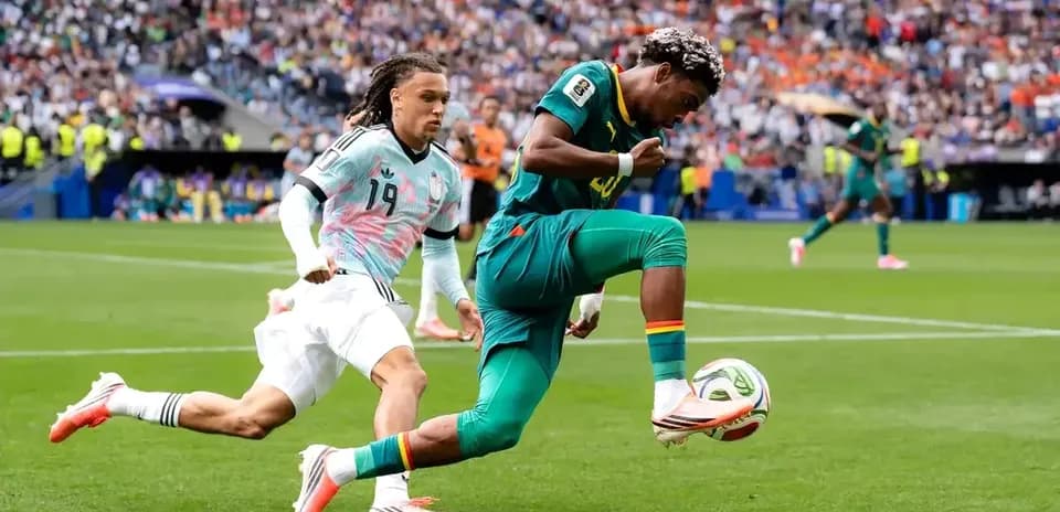 Jugador de Camerún controla el balón durante el partido