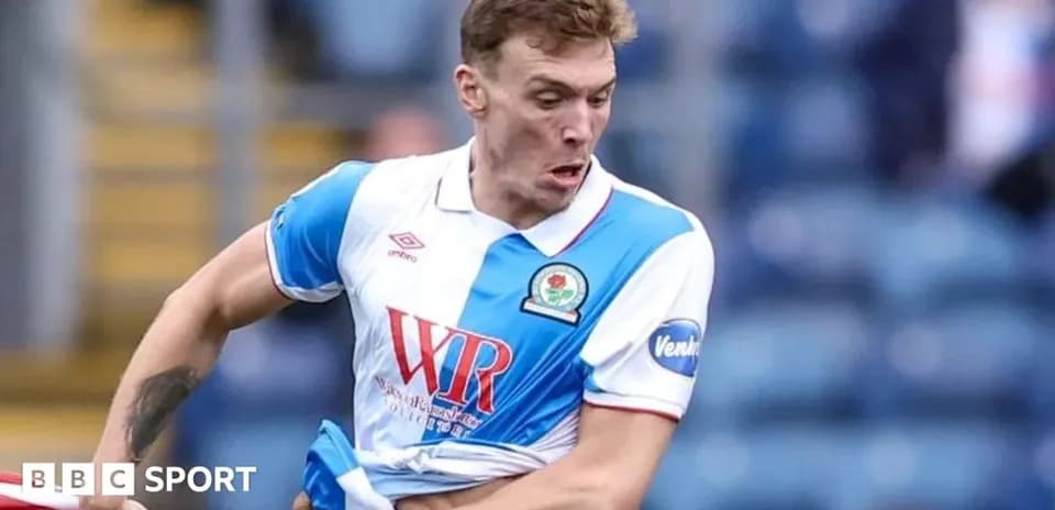 Jugador de Blackburn Rovers en acción durante el partido