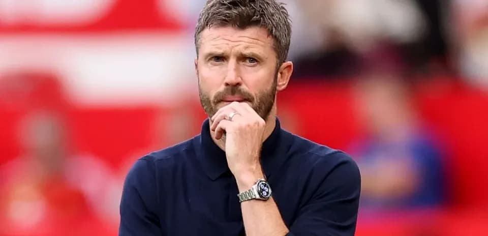 Entrenador observando el partido desde la línea de banda