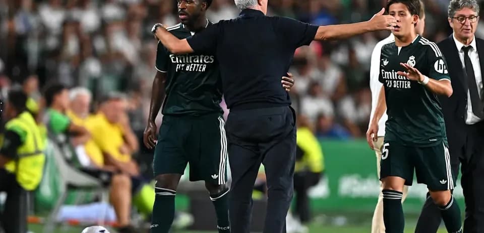 Entrenador hablando con jugadores en la banda