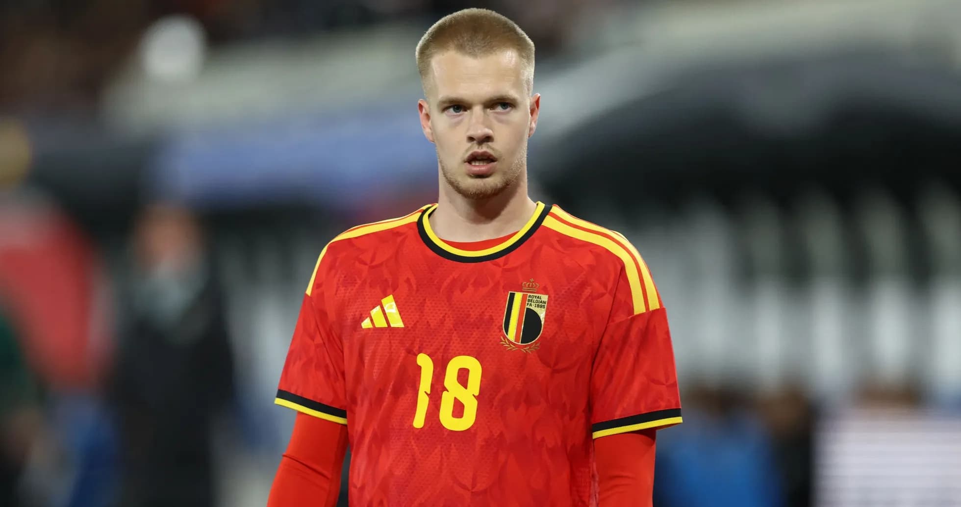 Jugador de Bélgica con camiseta roja en el campo
