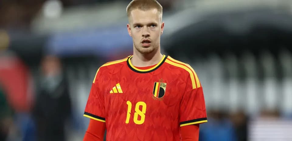 Jugador de Bélgica con camiseta roja en el campo