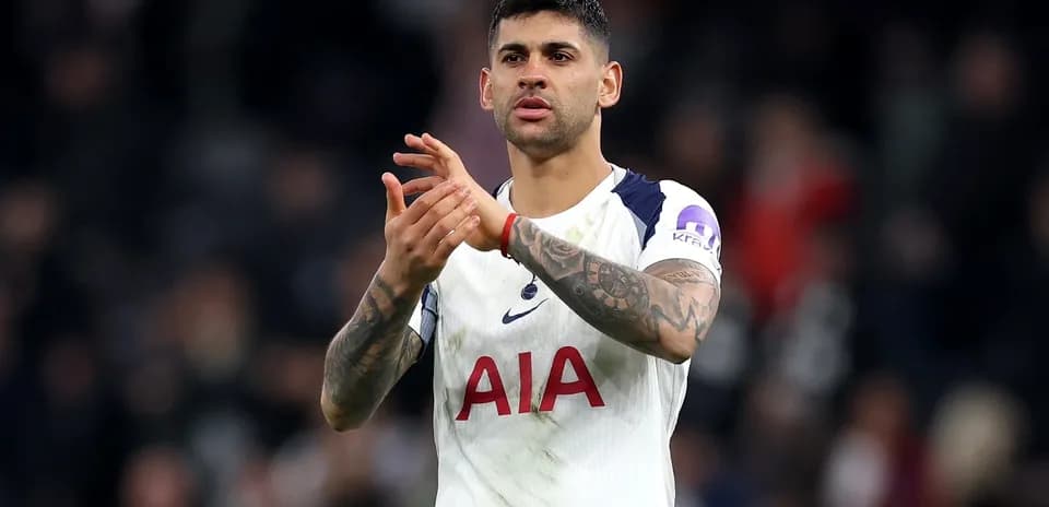 Jugador aplaudiendo al público tras el partido