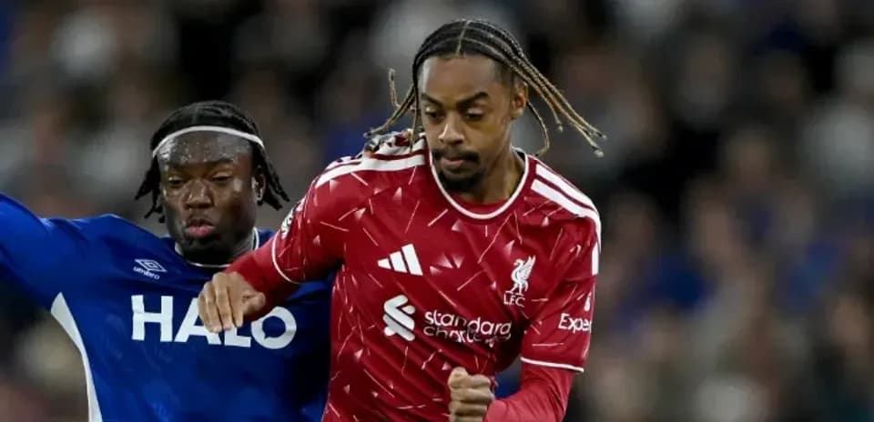 Jugador de Liverpool driblando ante rival de Everton