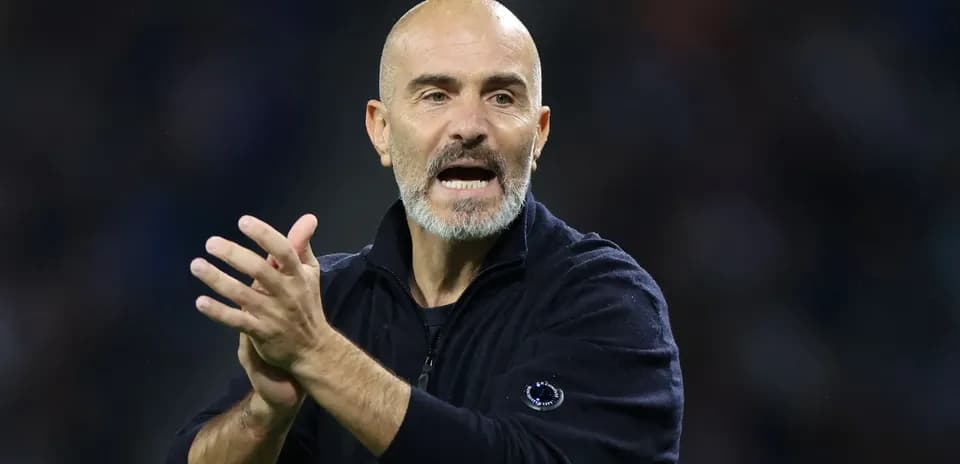 Entrenador dando instrucciones durante el partido