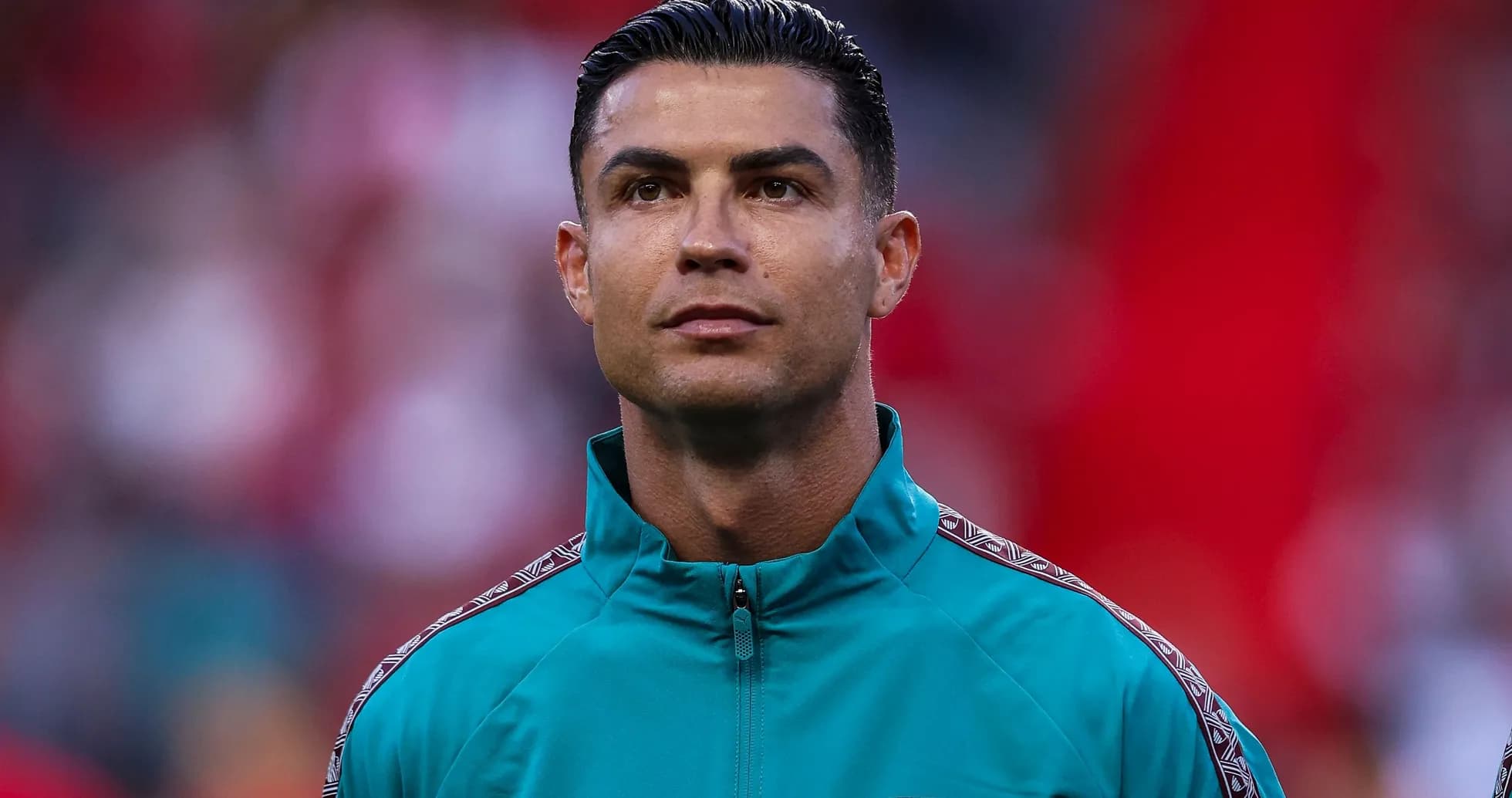 Jugador de fútbol en uniforme antes del partido