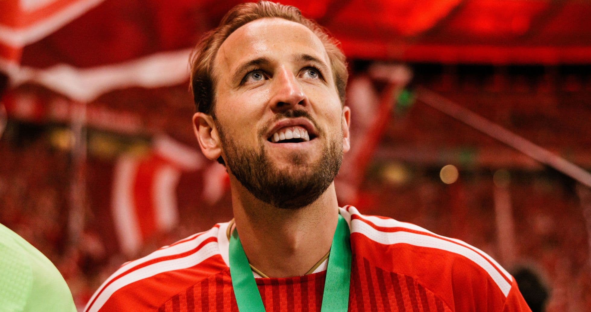 Jugador con medalla en celebración tras el partido
