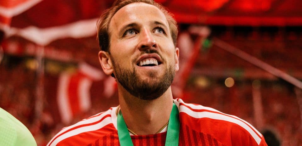 Jugador con medalla en celebración tras el partido